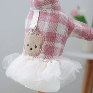 Detail eines rosa karierten Hundekleids mit Bären-Patch und mehrlagigem weißen Spitzenrock