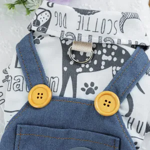 Gros plan d'une salopette en jean pour animaux avec boutons en bois et anneau en D en métal
