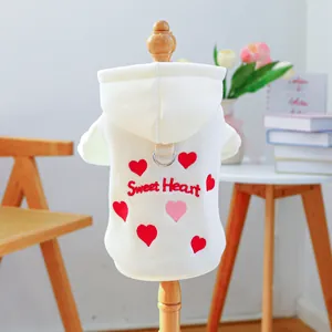 Détail d'un sweat à capuche pour animaux avec broderie Sweet Heart et anneau en D en métal