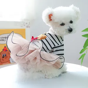 Dettaglio vestito per animali con strisce bianche e nere, gonna in tulle e fiocco rosso