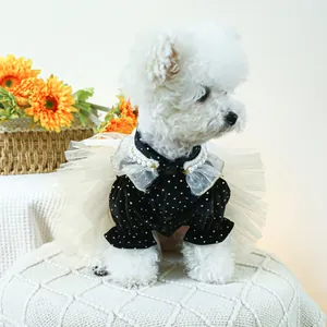 Detalle de vestido para mascota en terciopelo negro con lunares, encaje y cuello de perlas