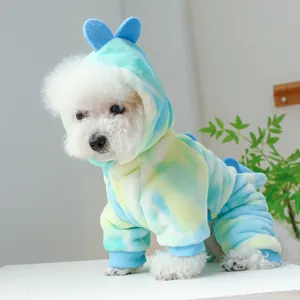 Detail van kleurrijke tie-dye drakenhuisdierpyjama met zachte flanellen stof en vinnen
