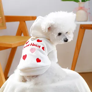 Détail d'un sweat à capuche blanc pour chien avec broderie Sweet Heart et anneau en D