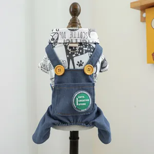 Détail d'un ensemble pour animaux avec chemise en coton imprimée et salopette en jean