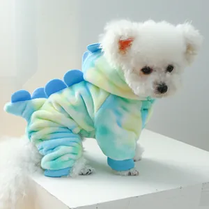 Detail van de kleurrijke drakenoutfit voor huisdieren met tie-dye fleece en blauwe stekels