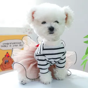 Dettaglio vestito per cani con strisce bianche e nere e gonna di tulle rosa soffice
