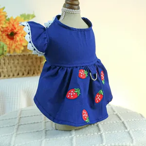 Détail de la broderie fraise et de l'anneau en D sur la robe en jean pour chien