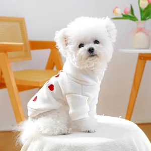 Détail d'un sweat à capuche blanc pour chien avec imprimé cœur rouge