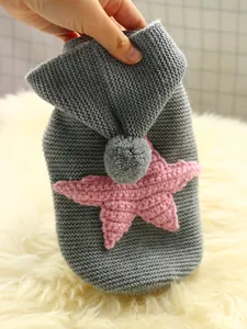 Detalle de jersey gris para mascotas con estrella rosa de ganchillo y pompón
