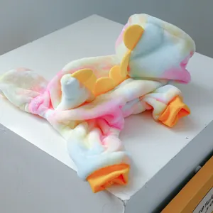 Detail van zachte tie-dye fleece hondenoutfit in dinosaurusstijl met kleurrijke vinnen