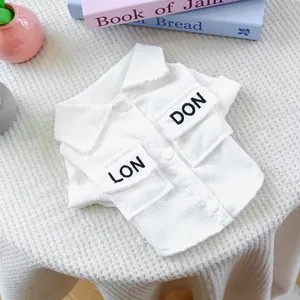 Detail eines weißen gestreiften Haustiershirts mit London-Stickerei und Taschen