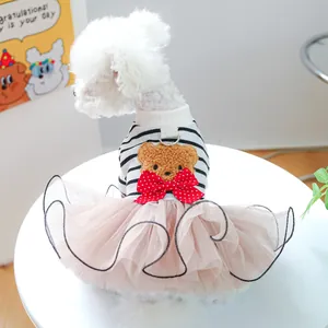 Dettaglio dell'abito per cani a righe nere con toppa a orsetto e gonna in tulle