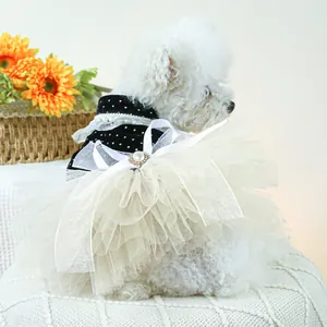 Detalle de vestido de novia para mascotas con corpiño de lunares, encaje y lazo de perlas