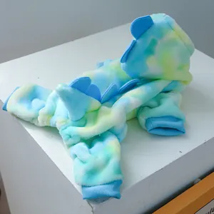 Detail van zachte tie-dye huisdier hoodie met 3D-dinosaurusvinnen en geribbelde manchetten