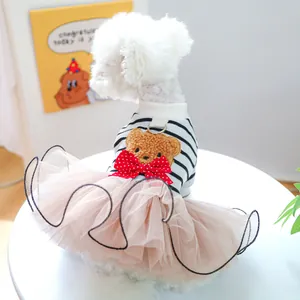 Dettaglio vestito per animali a righe con toppa orsetto e gonna tutù in tulle rosa