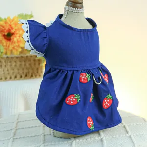 Vue détaillée de la robe en jean pour chien avec broderie fraise et dentelle