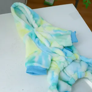 Detailopname van zachte pluche huisdier hoodie met blauwe en gele tie-dye patronen erop