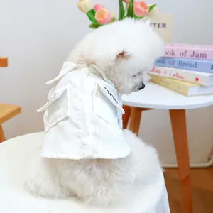Detail von weißem Cord-Hundehemd mit Druckknöpfen und doppelten Taschen für Haustiere