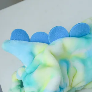 Detail van kleurrijk drakenkostuum voor huisdieren met zachte fleece en blauwe spikes