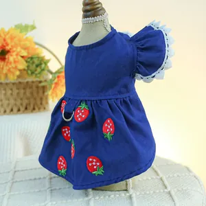 Détail de la robe pour chien bleu foncé avec broderie fraise, dentelle et anneau en D