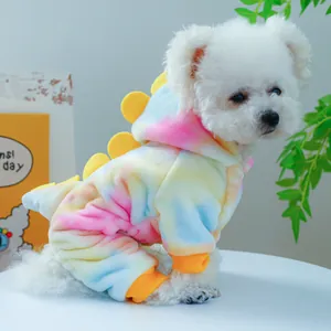 Macrodetail van zachte tie-dye jumpsuit voor huisdieren met 3D-dinosaurusvinnen