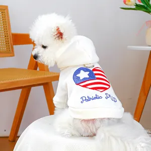 Détail du sweat à capuche blanc pour animaux avec motif cœur et anneau en D intégré