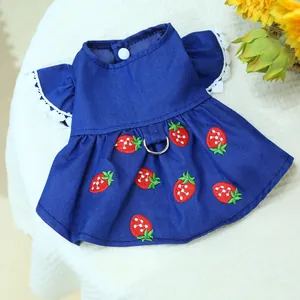 Détail de robe en jean pour chien avec broderie fraise, dentelle blanche et anneau en D