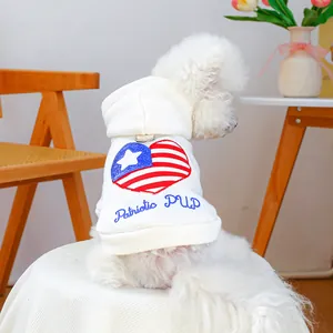 Sweat à capuche blanc pour animaux avec drapeau américain en cœur et anneau en D en métal