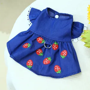Détail de robe pour animal avec broderie fraise, poignets dentelle et anneau en D métal
