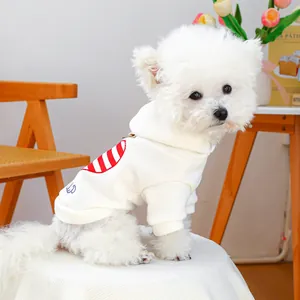 Détail du dos d'un sweat à capuche blanc pour animaux avec cœur rayé et broderie bleue