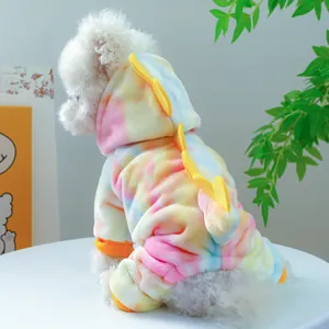 Detail van kleurrijk tie-dye huisdierkostuum met zachte fleece en gele dinosaurusvinnen