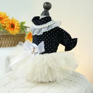 Detalle del vestido para mascota en terciopelo de lunares con falda de tul y lazo de perlas