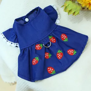 Détail d'une robe en jean bleue pour animaux avec broderie fraise, dentelle et anneau