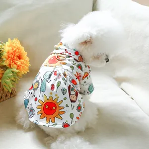 Details des Haustier-Sommerhemds mit bunten Cartoondrucken und funktionalem D-Ring