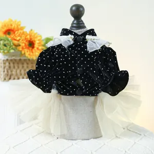 Detalle de vestido para mascota con terciopelo negro, lunares, perlas y falda de tul