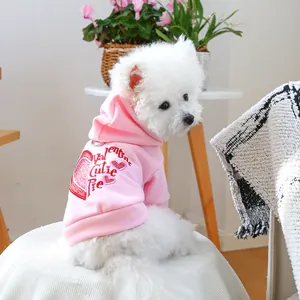 Sweat à capuche rose pour chien avec broderie cœur et anneau pour laisse sur chiot