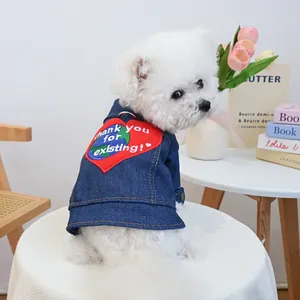 Detail der blauen Hunde-Jeansjacke mit Herz-Erde-Stickerei und D-Ring für die Leine