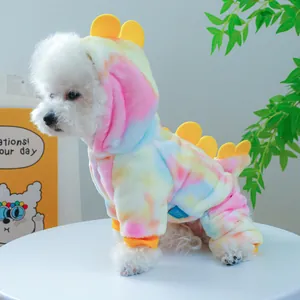 Detail van kleurrijk tie-dye drakenpak voor huisdieren met zachte stof en gele vinnen