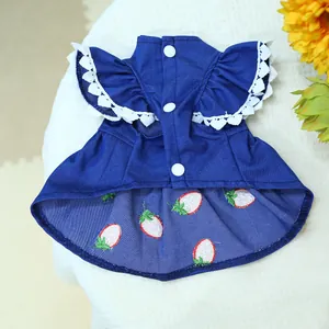 Détail d'une robe d'été pour chien avec broderie fraise et manches en dentelle