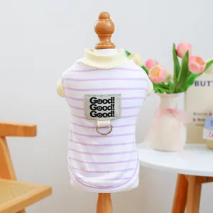 Detail van paars gestreept hondenshirt met D-ring harnas en Good! bedrukte patch