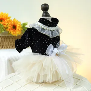 Detalle de vestido de lujo para mascotas con cuello de perlas y falda de tul suave