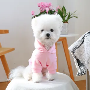 Sweat à capuche rose pour animaux avec poignets côtelés sur un petit chien blanc