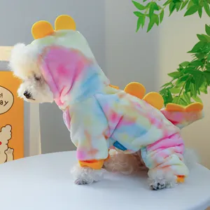 Macro-opname van zacht tie-dye drakenkostuum voor huisdieren met gele rugvinnen