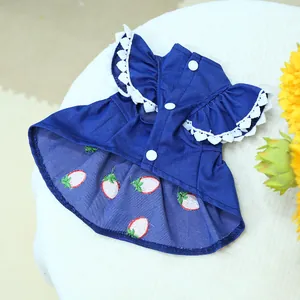 Détail de la robe pour animaux avec broderie fraise, dentelle et boutons blancs