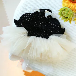 Detalle de vestido para mascota en terciopelo negro con lunares y falda de tul blanco