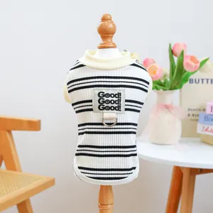 Detail van gestreepte gebreide vest voor huisdieren met D-ring en Good!-stoffen patch