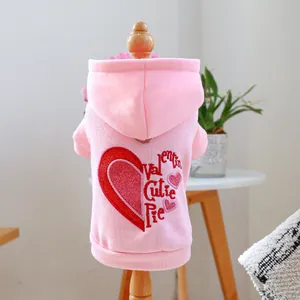 Détail du sweat à capuche rose pour animaux avec cœur à paillettes et anneau de laisse