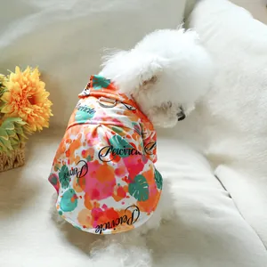 Detailansicht der Hunde-Sommerbluse mit Tropenprint und Metallring für die Leine