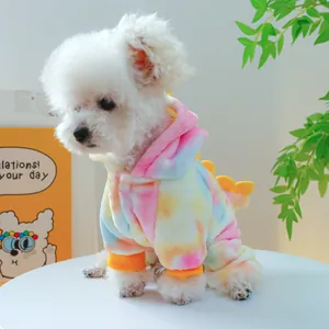 Detail van kleurrijke draak-stijl huisdier hoodie van warme flanel met geribbelde manchetten
