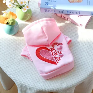 Détail d'un sweat à capuche rose pour animaux avec broderie et motif de cœur scintillant